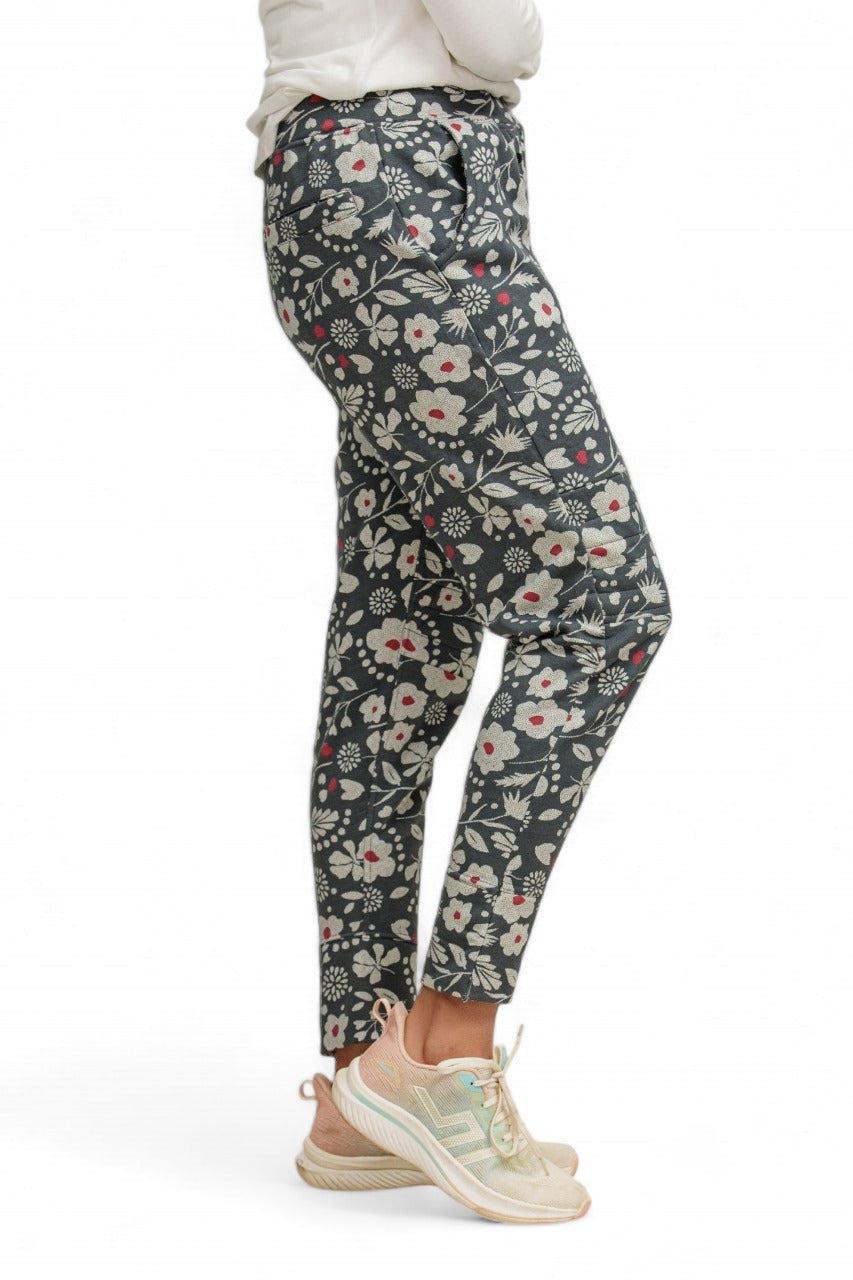 Pantalón con estampado de flores y hojas de primera calidad