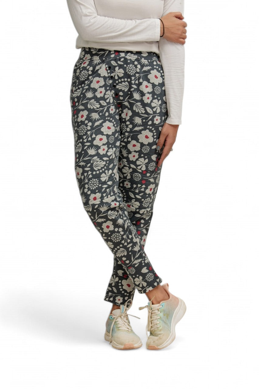 Pantalón con estampado de flores y hojas de primera calidad